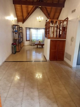 Venta de Excelente Casa en Palomar - Permuta.