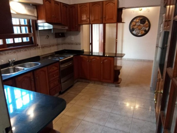 Venta de Excelente Casa en Palomar - Permuta.