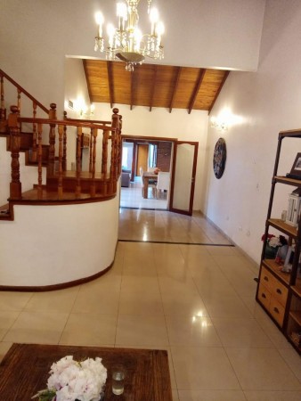 Venta de Excelente Casa en Palomar - Permuta.