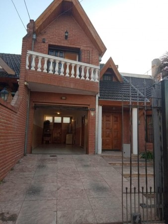 Venta de Excelente Casa en Palomar - Permuta.